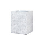 hoge witte plantenbak buiten