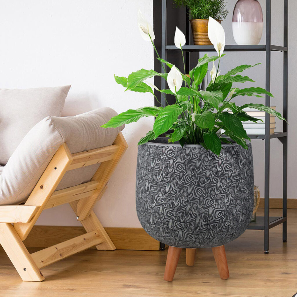 Verhoogde bloempot Lara - grijs - houten poten - maampottery - sfeerfoto